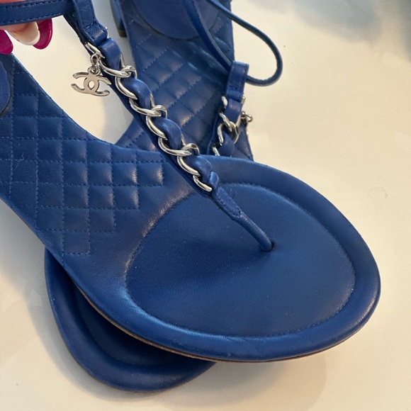 Chanel cobalt blue leather charm chain thong sandals. Size 36.5. - Picture 4 of 6